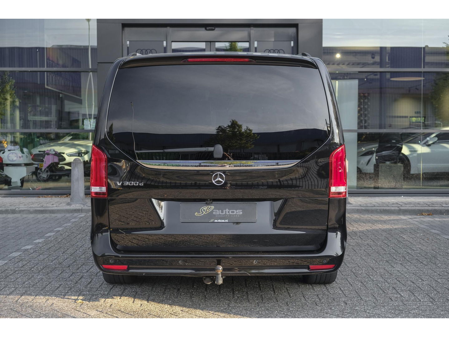 Mercedes-Benz V-Klasse V300d AMG 240pk Extra Lang XL Burmester Elektrische schuifdeuren Trekhaak Night pakket Black Edition