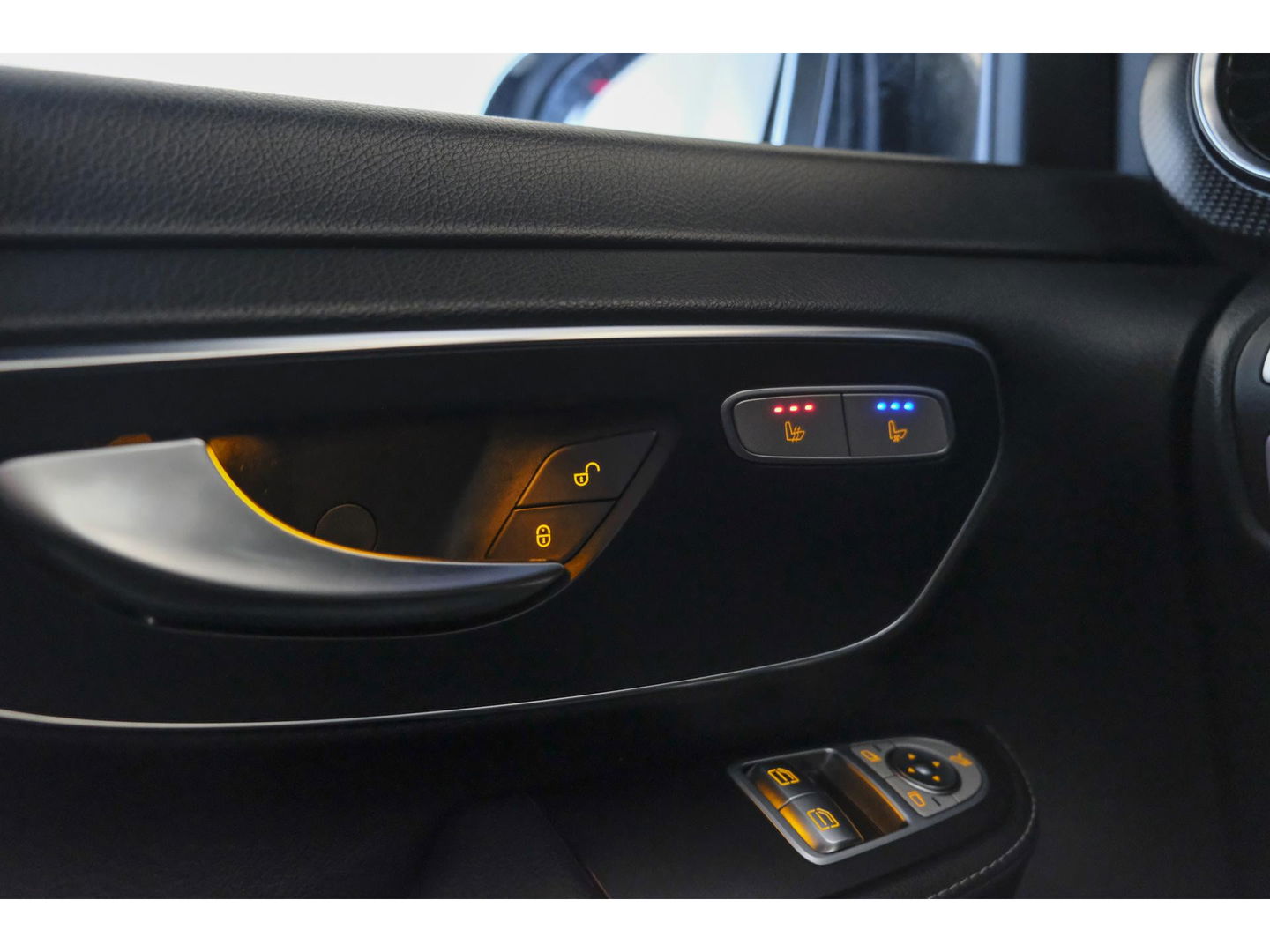 Mercedes-Benz V-Klasse V300d AMG 240pk Extra Lang XL Burmester Elektrische schuifdeuren Trekhaak Night pakket Black Edition