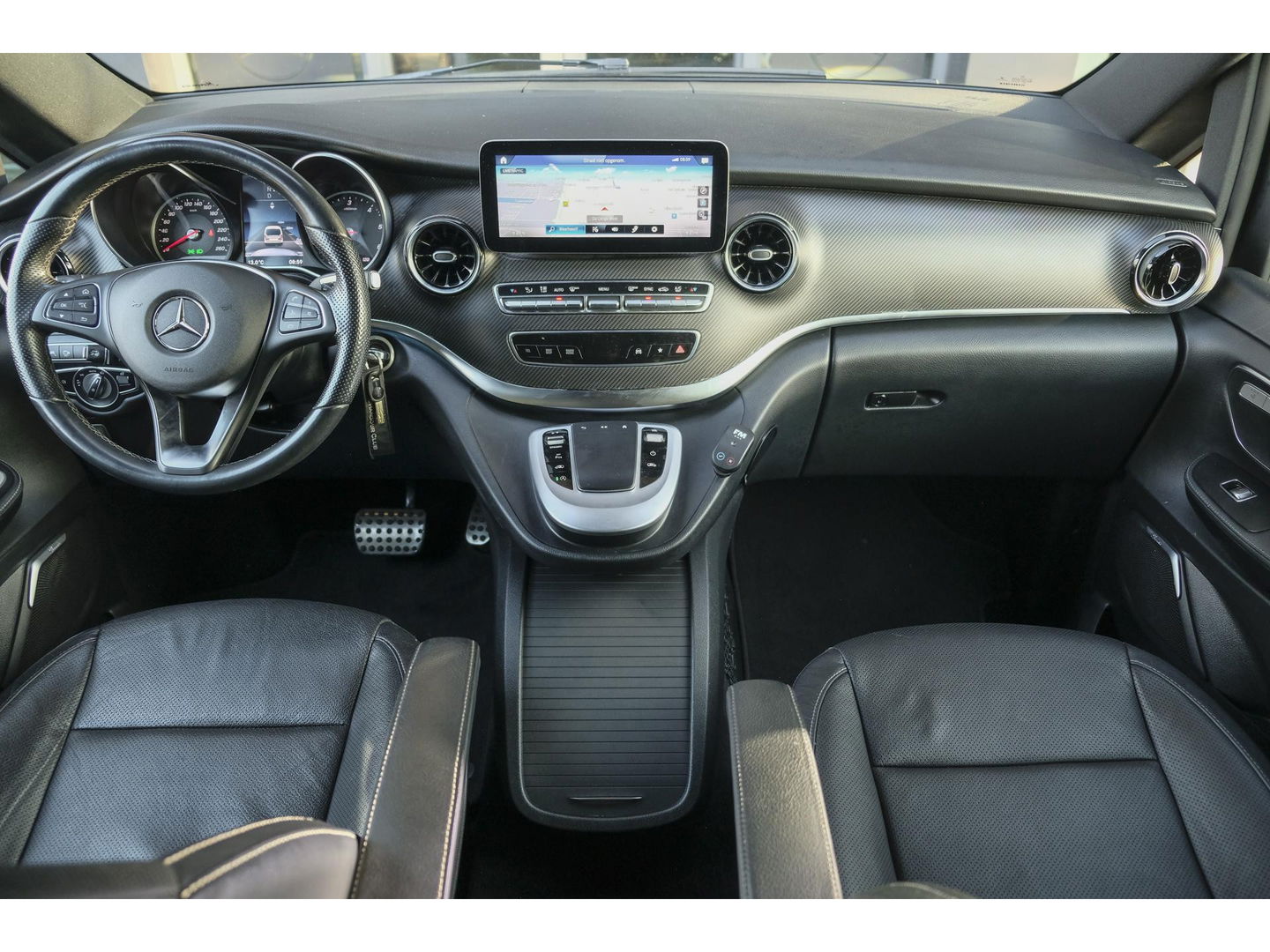 Mercedes-Benz V-Klasse V300d AMG 240pk Extra Lang XL Burmester Elektrische schuifdeuren Trekhaak Night pakket Black Edition