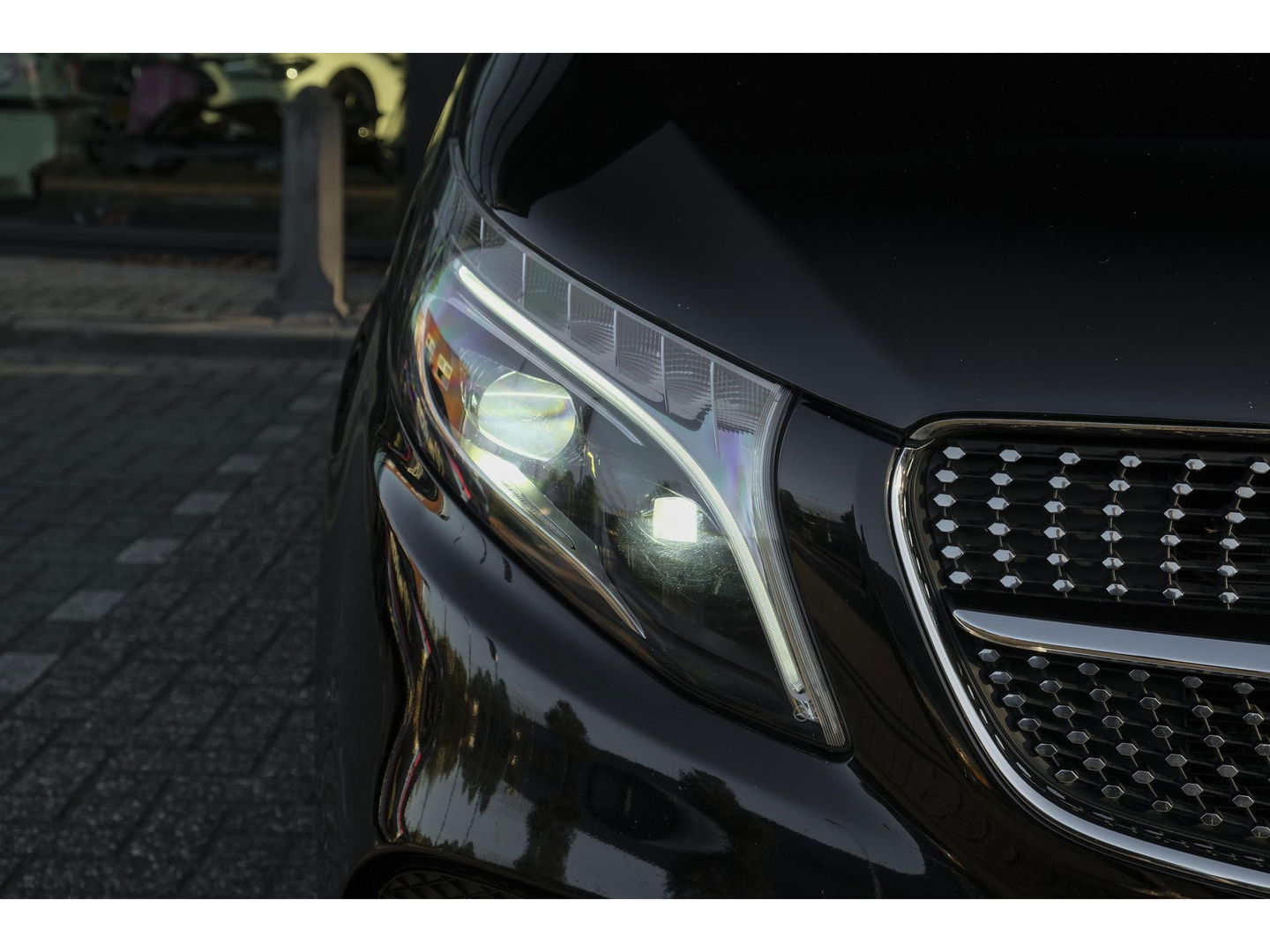 Mercedes-Benz V-Klasse V300d AMG 240pk Extra Lang XL Burmester Elektrische schuifdeuren Trekhaak Night pakket Black Edition