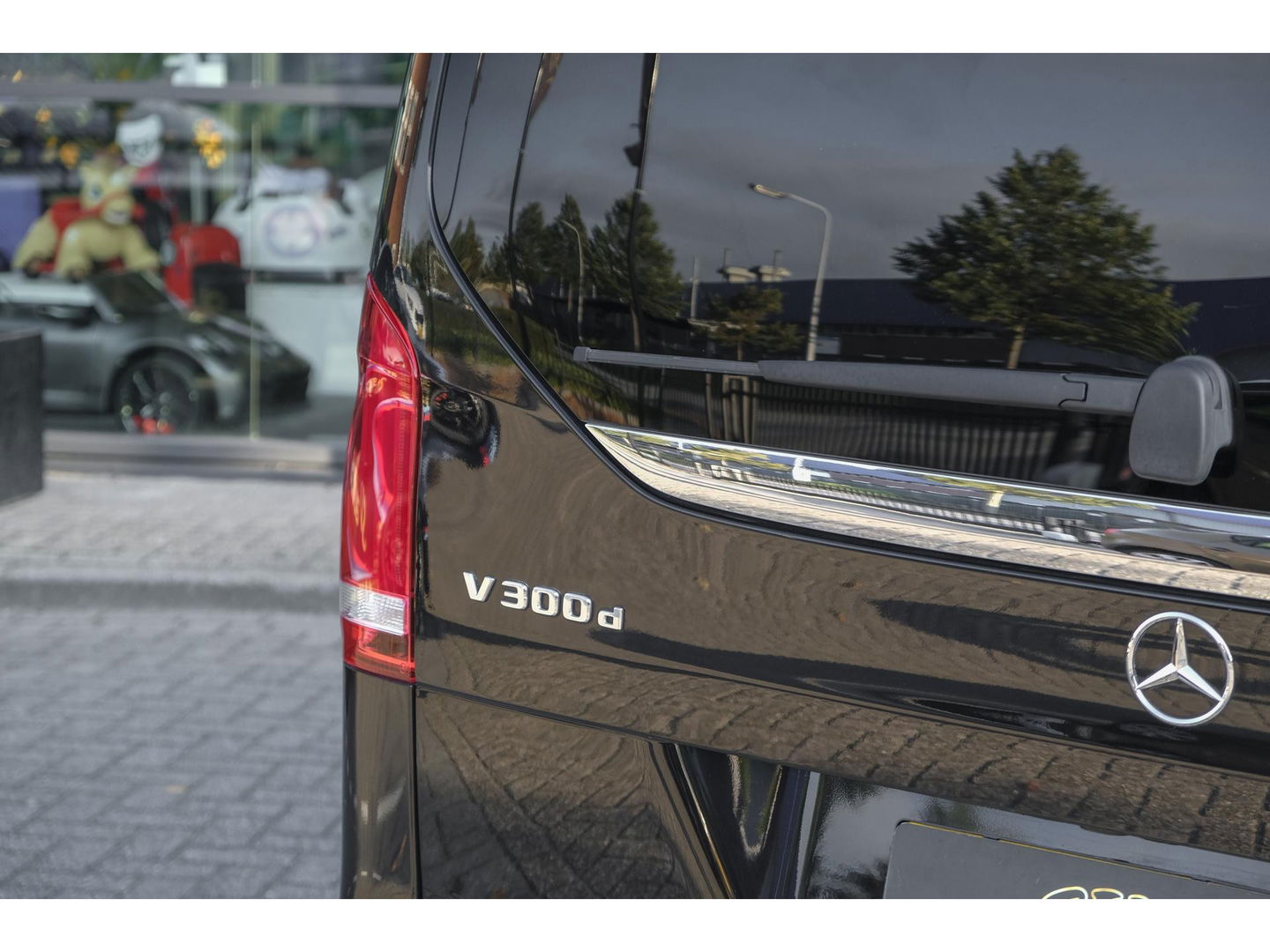 Mercedes-Benz V-Klasse V300d AMG 240pk Extra Lang XL Burmester Elektrische schuifdeuren Trekhaak Night pakket Black Edition