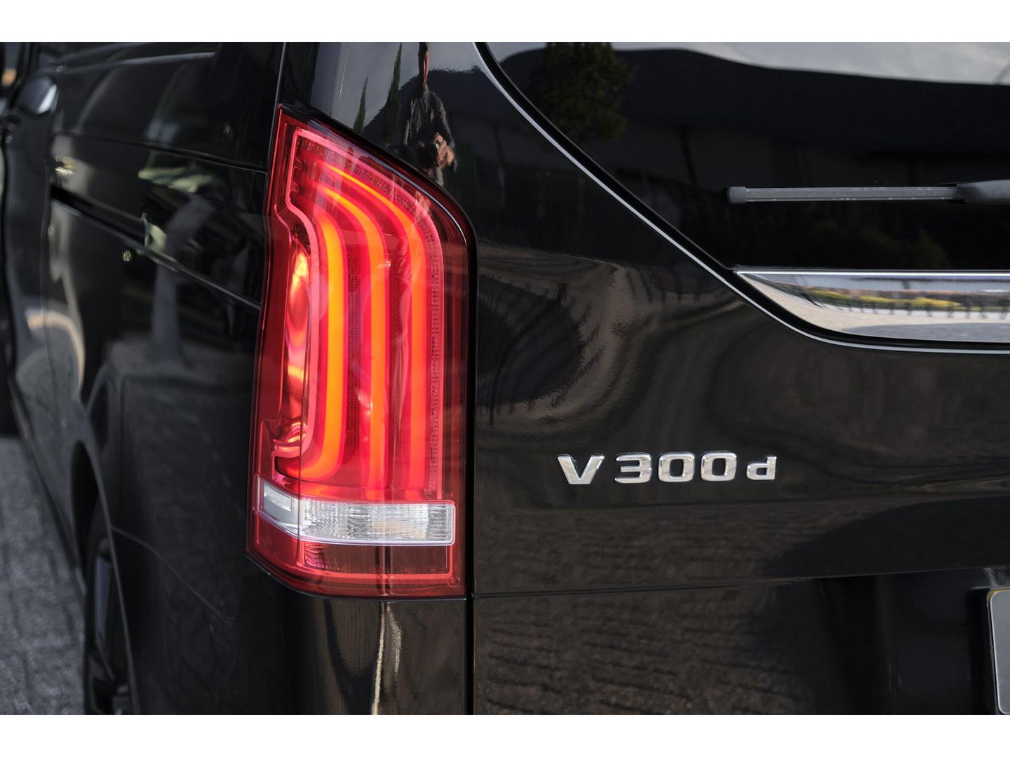 Mercedes-Benz V-Klasse V300d AMG 240pk Extra Lang XL Burmester Elektrische schuifdeuren Trekhaak Night pakket Black Edition