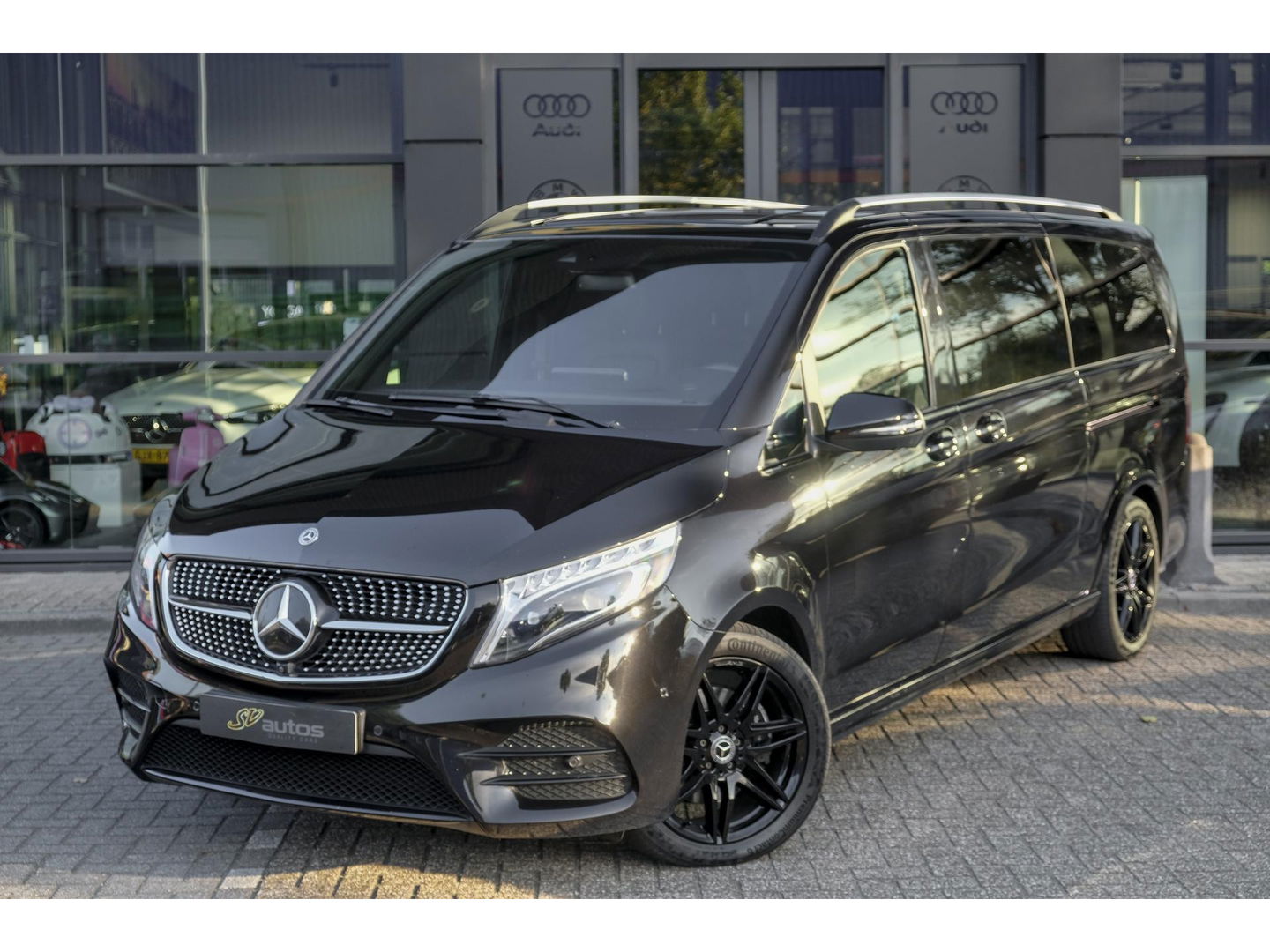 Mercedes-Benz V-Klasse V300d AMG 240pk Extra Lang XL Burmester Elektrische schuifdeuren Trekhaak Night pakket Black Edition