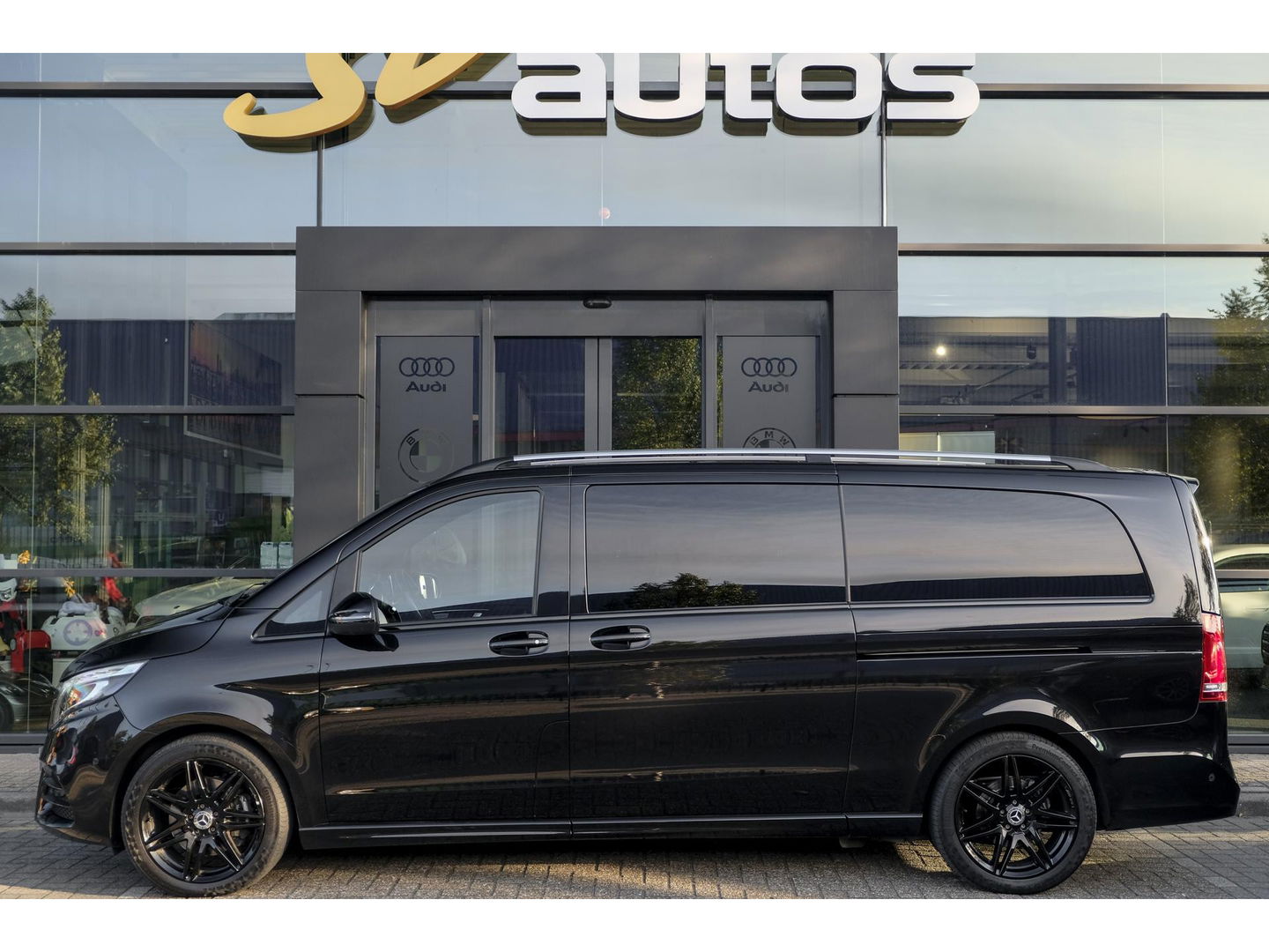 Mercedes-Benz V-Klasse V300d AMG 240pk Extra Lang XL Burmester Elektrische schuifdeuren Trekhaak Night pakket Black Edition