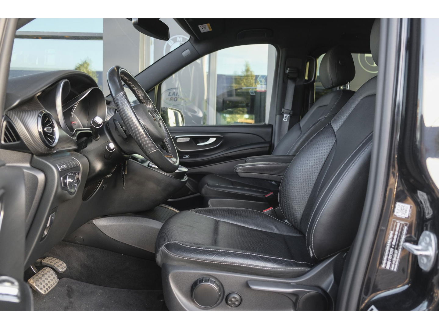 Mercedes-Benz V-Klasse V300d AMG 240pk Extra Lang XL Burmester Elektrische schuifdeuren Trekhaak Night pakket Black Edition