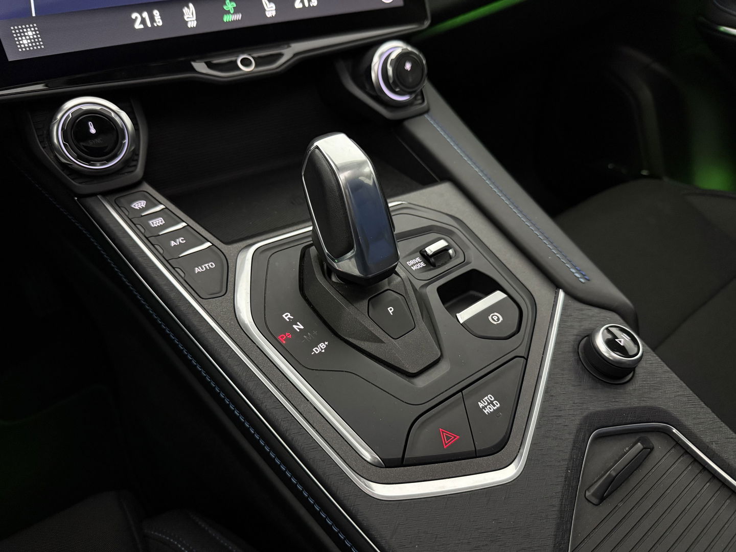 Lynk Co 01 1.5 | Pano | Virtual | Sfeerverl. | Memory | Camera | Carplay | Keyless | Adaptive Cruise
