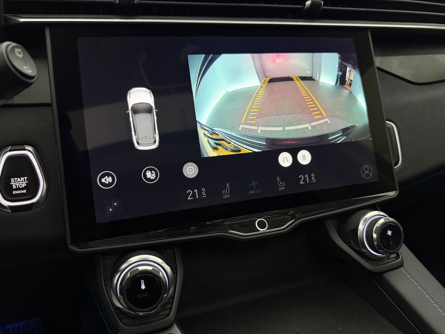 Lynk Co 01 1.5 | Pano | Virtual | Sfeerverl. | Memory | Camera | Carplay | Keyless | Adaptive Cruise