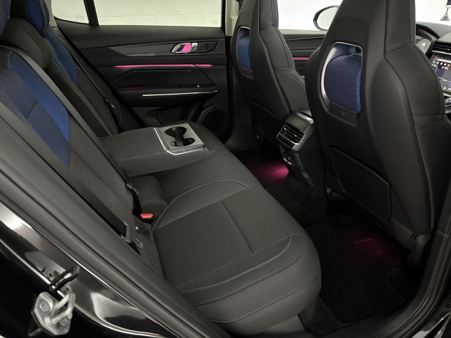 Lynk Co 01 1.5 | Pano | Virtual | Sfeerverl. | Memory | Camera | Carplay | Keyless | Adaptive Cruise