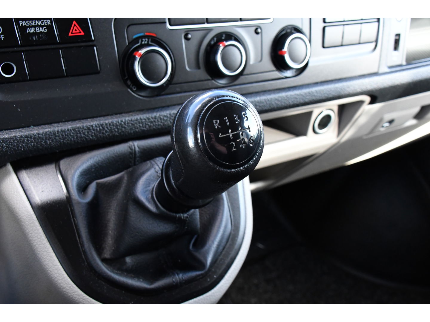 Volkswagen Transporter 2.0 TDI L2H1 DC PB Edition Carplay, Trekhaak, Airco, 150pk, Multimedia, Euro 6,Uniek!