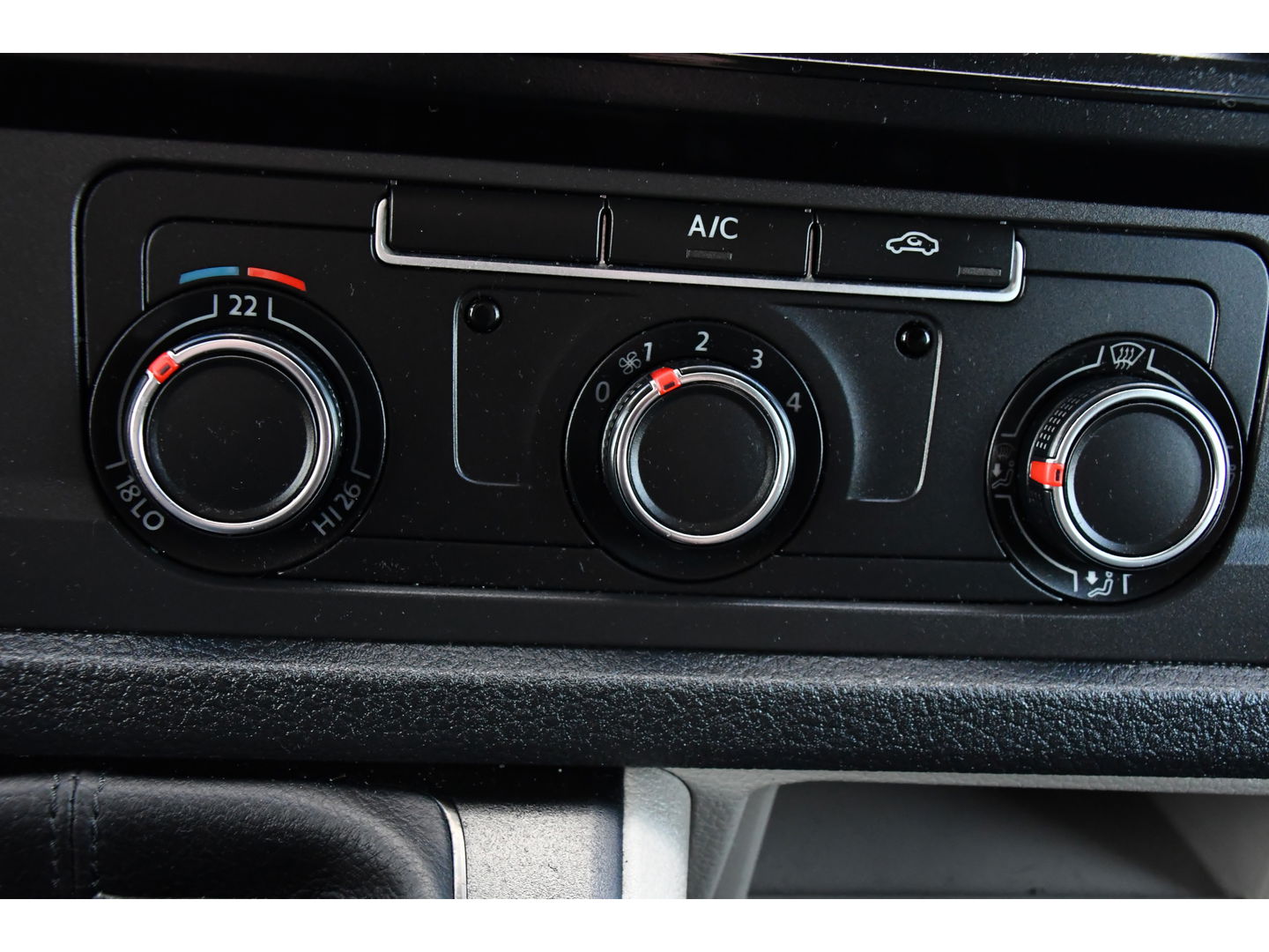 Volkswagen Transporter 2.0 TDI L2H1 DC PB Edition Carplay, Trekhaak, Airco, 150pk, Multimedia, Euro 6,Uniek!