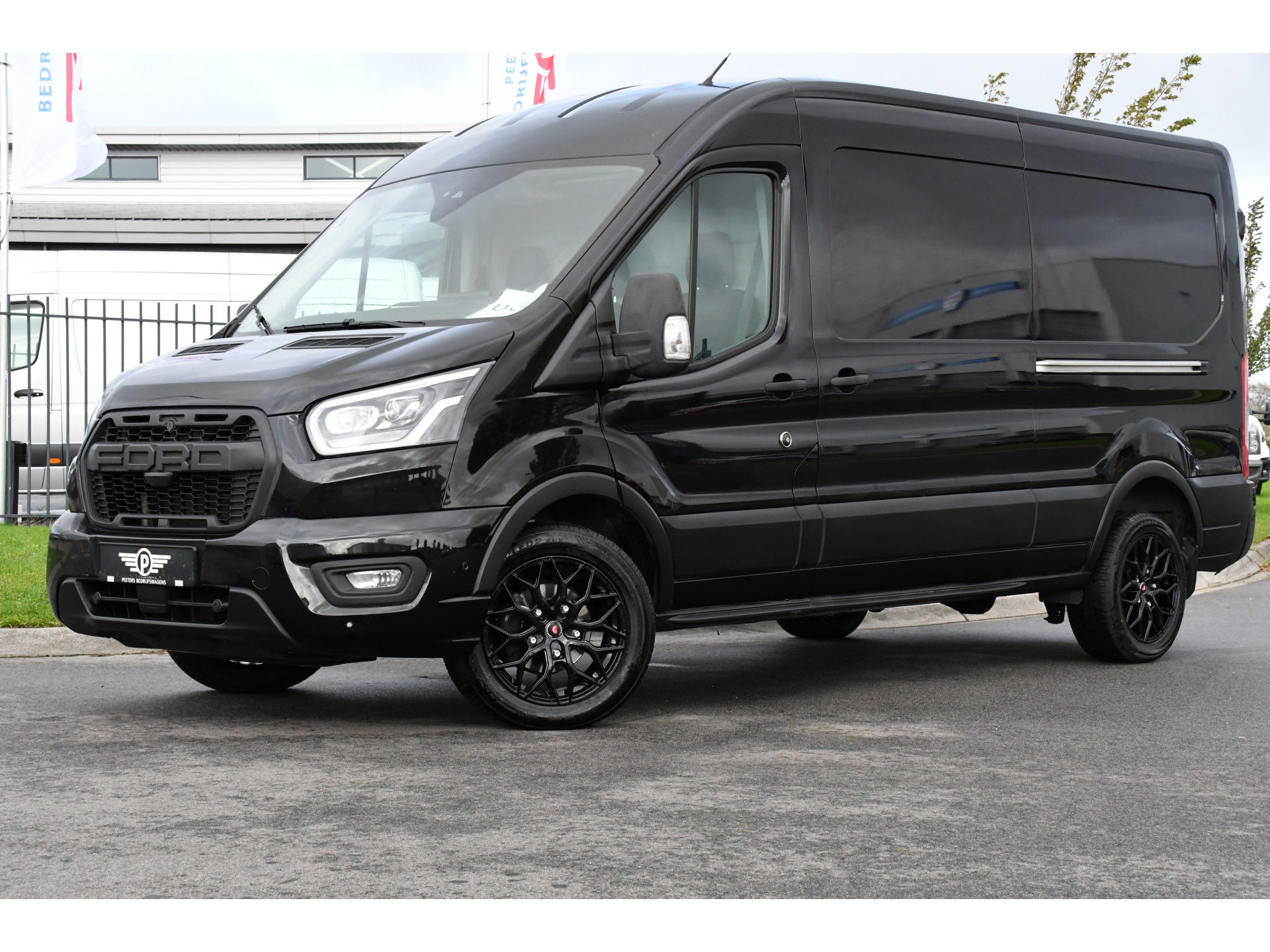 Ford Transit 350 2.0 TDCI L3H2 RWD Black Edition Adaptieve Cruise, Camera, 3500kg Trekhaak, 2 x Schuifdeur, Carplay, Xenon, 165pk, Automaat, Uniek!