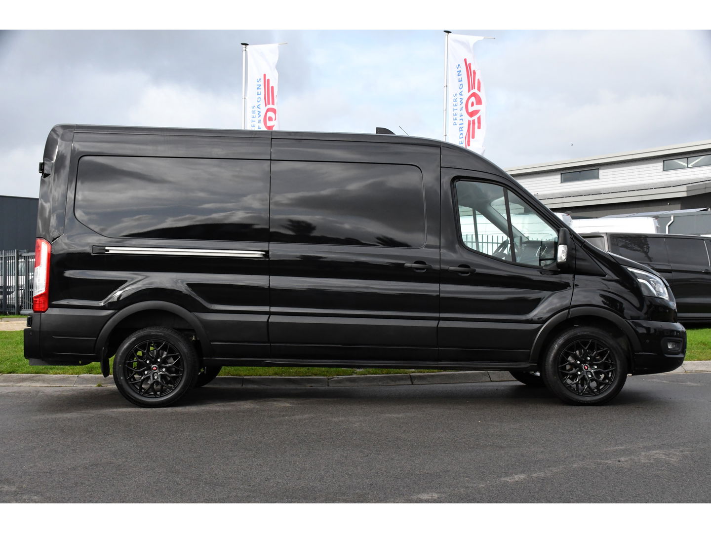 Ford Transit 350 2.0 TDCI L3H2 RWD Black Edition Adaptieve Cruise, Camera, 3500kg Trekhaak, 2 x Schuifdeur, Carplay, Xenon, 165pk, Automaat, Uniek!