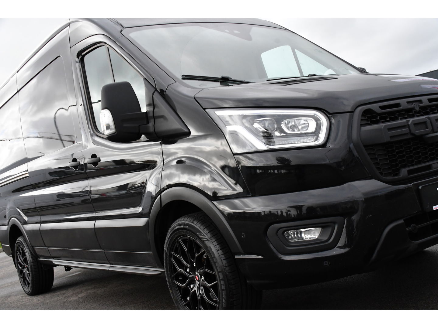 Ford Transit 350 2.0 TDCI L3H2 RWD Black Edition Adaptieve Cruise, Camera, 3500kg Trekhaak, 2 x Schuifdeur, Carplay, Xenon, 165pk, Automaat, Uniek!