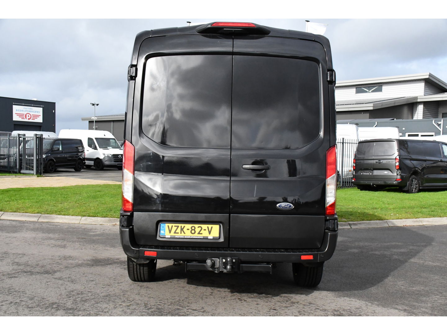Ford Transit 350 2.0 TDCI L3H2 RWD Black Edition Adaptieve Cruise, Camera, 3500kg Trekhaak, 2 x Schuifdeur, Carplay, Xenon, 165pk, Automaat, Uniek!