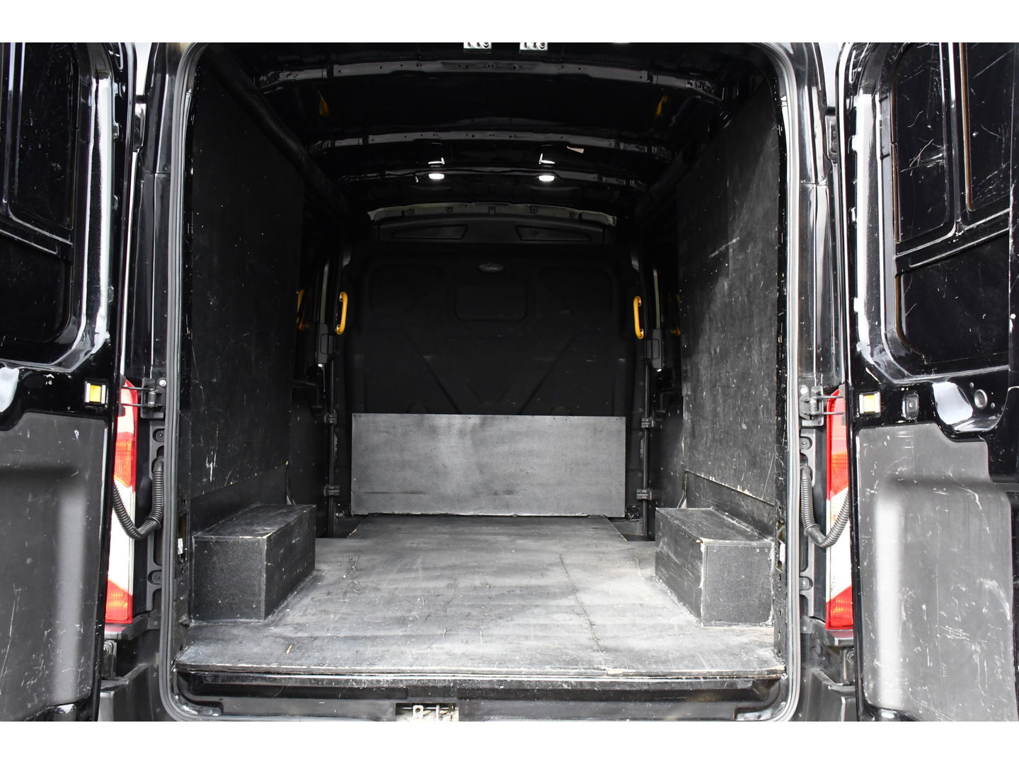 Ford Transit 350 2.0 TDCI L3H2 RWD Black Edition Adaptieve Cruise, Camera, 3500kg Trekhaak, 2 x Schuifdeur, Carplay, Xenon, 165pk, Automaat, Uniek!