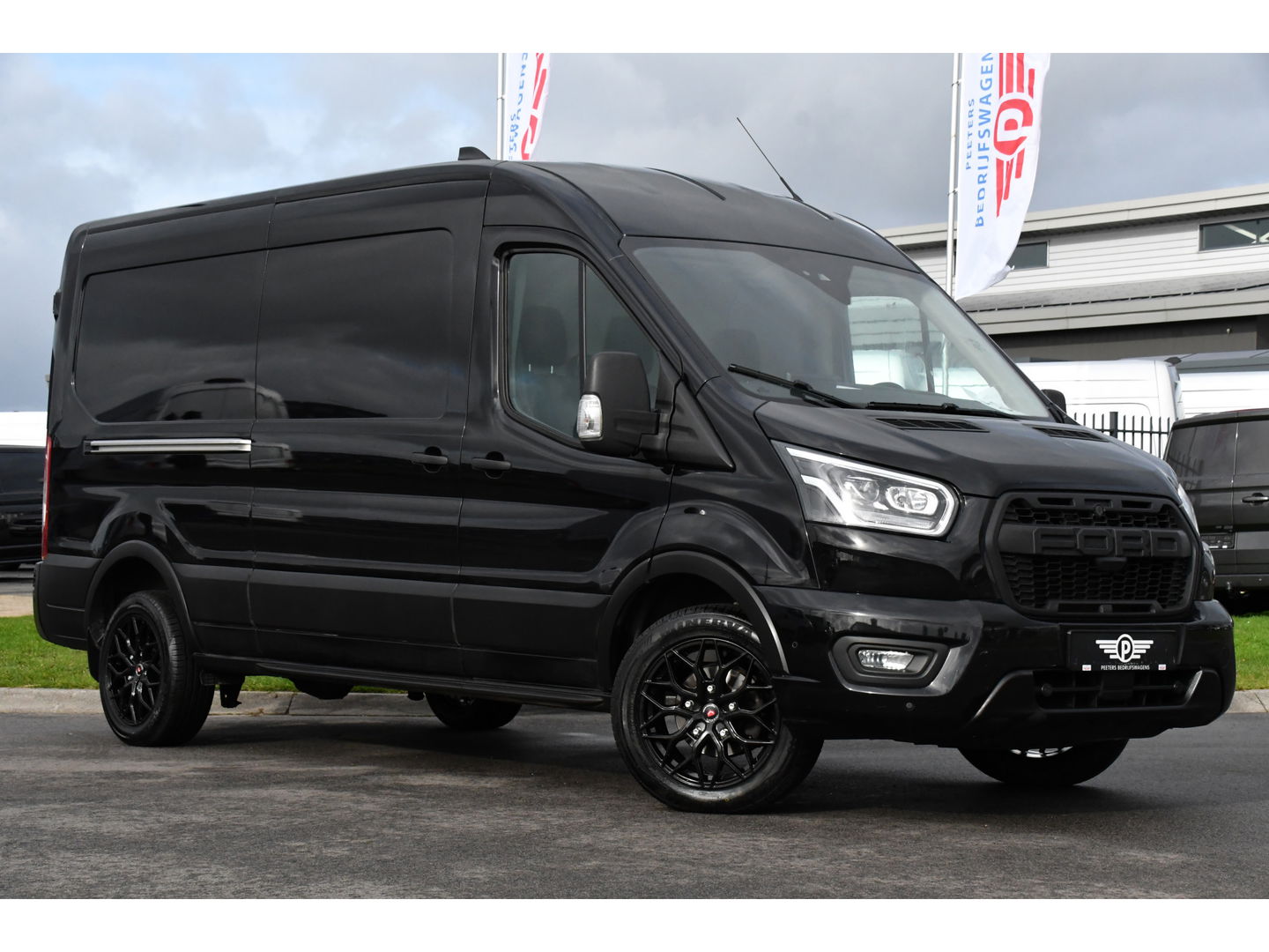 Ford Transit 350 2.0 TDCI L3H2 RWD Black Edition Adaptieve Cruise, Camera, 3500kg Trekhaak, 2 x Schuifdeur, Carplay, Xenon, 165pk, Automaat, Uniek!