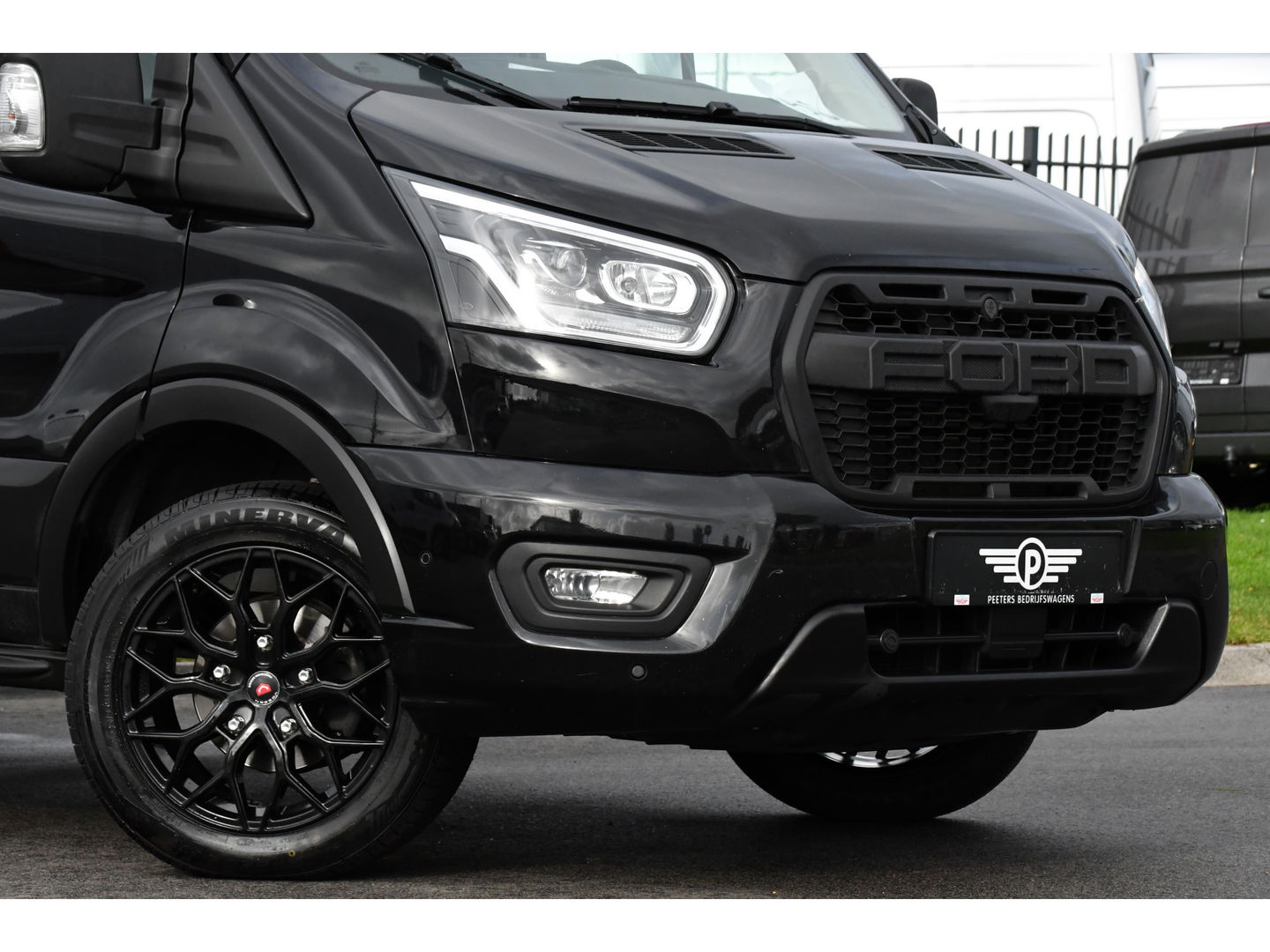 Ford Transit 350 2.0 TDCI L3H2 RWD Black Edition Adaptieve Cruise, Camera, 3500kg Trekhaak, 2 x Schuifdeur, Carplay, Xenon, 165pk, Automaat, Uniek!