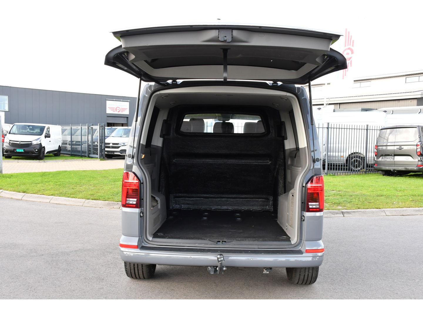 Volkswagen Transporter 2.0 TDI L2H1 DC Caravelle Full options! Adaptieve Cruise, Virtual, Carplay, LED, 204PK, 2 x Schuifdeur, Clima, Stoelverwarming, Trekhaak, Uniek! Bulli