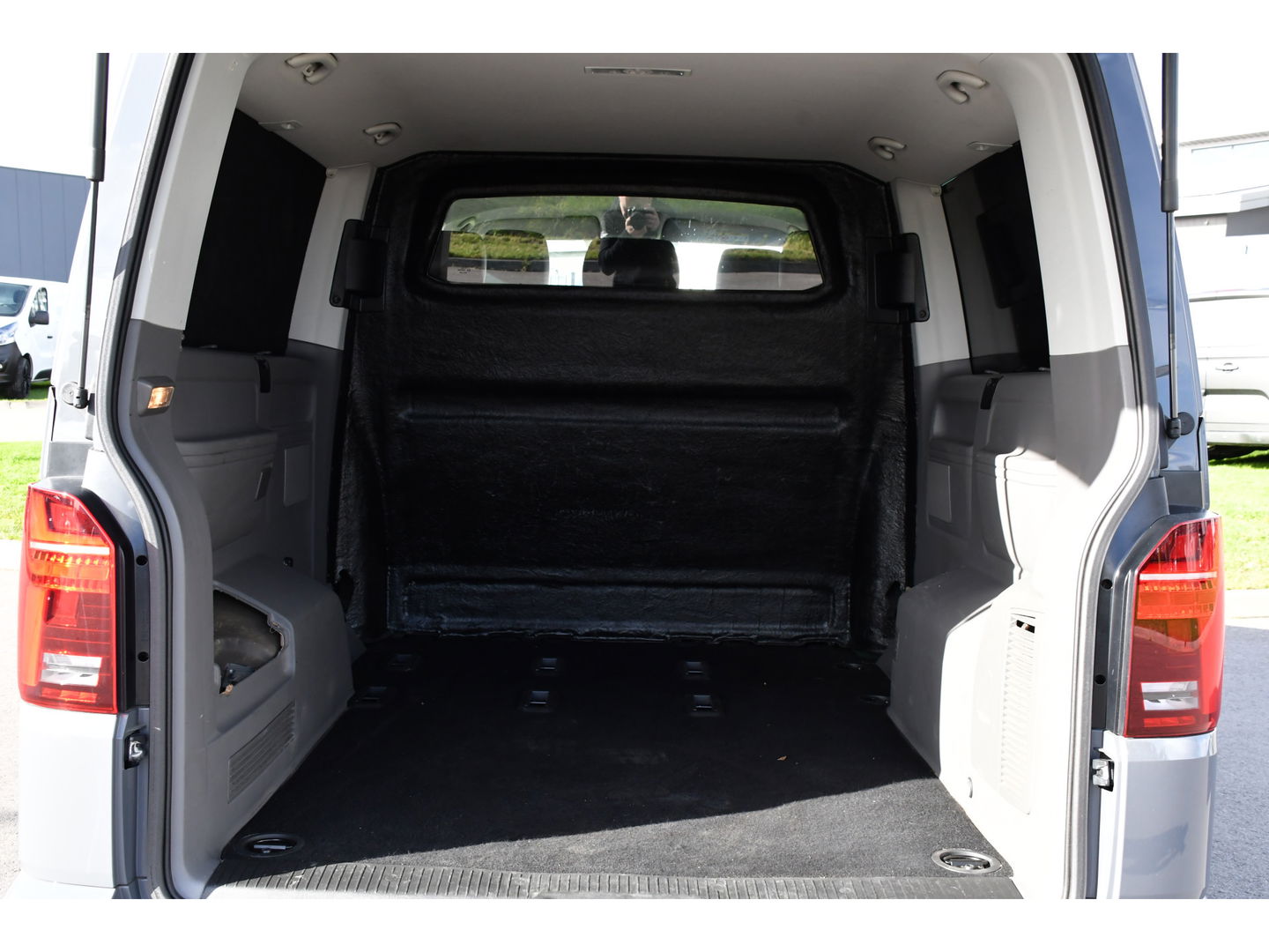 Volkswagen Transporter 2.0 TDI L2H1 DC Caravelle Full options! Adaptieve Cruise, Virtual, Carplay, LED, 204PK, 2 x Schuifdeur, Clima, Stoelverwarming, Trekhaak, Uniek! Bulli