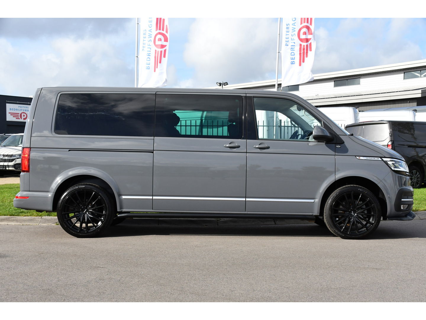 Volkswagen Transporter 2.0 TDI L2H1 DC Caravelle Full options! Adaptieve Cruise, Virtual, Carplay, LED, 204PK, 2 x Schuifdeur, Clima, Stoelverwarming, Trekhaak, Uniek! Bulli