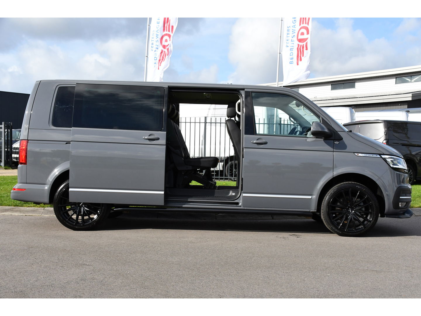 Volkswagen Transporter 2.0 TDI L2H1 DC Caravelle Full options! Adaptieve Cruise, Virtual, Carplay, LED, 204PK, 2 x Schuifdeur, Clima, Stoelverwarming, Trekhaak, Uniek! Bulli
