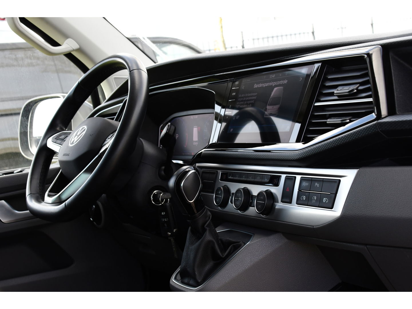 Volkswagen Transporter 2.0 TDI L2H1 DC Caravelle Full options! Adaptieve Cruise, Virtual, Carplay, LED, 204PK, 2 x Schuifdeur, Clima, Stoelverwarming, Trekhaak, Uniek! Bulli