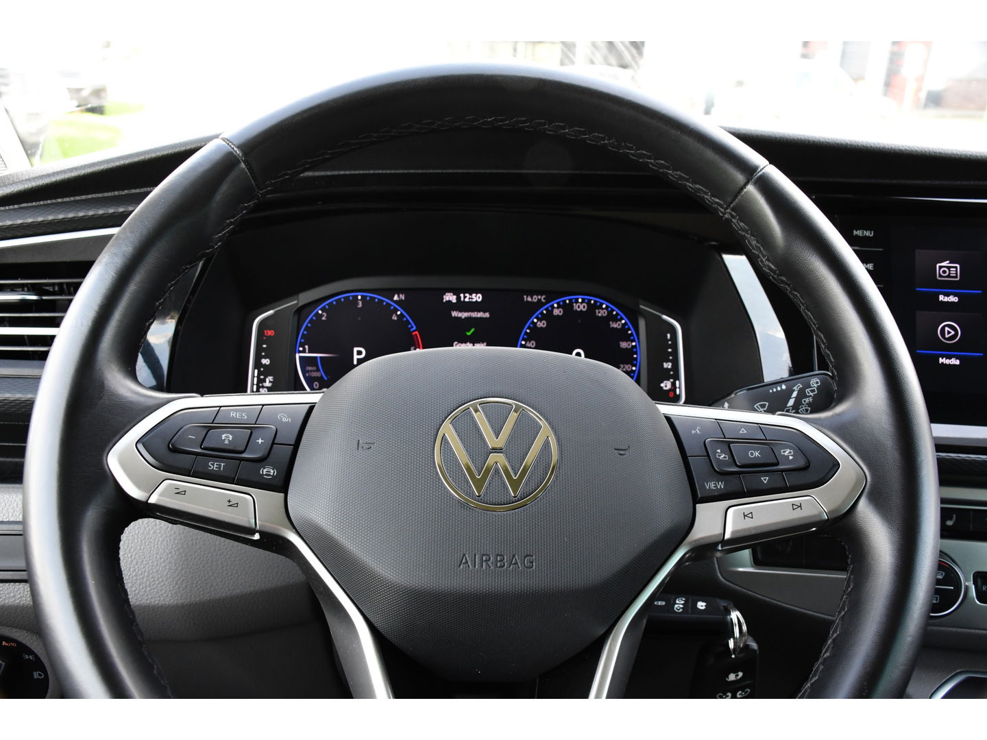 Volkswagen Transporter 2.0 TDI L2H1 DC Caravelle Full options! Adaptieve Cruise, Virtual, Carplay, LED, 204PK, 2 x Schuifdeur, Clima, Stoelverwarming, Trekhaak, Uniek! Bulli