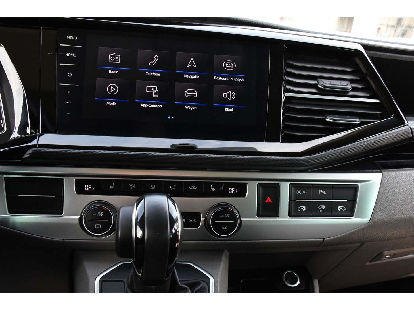 Volkswagen Transporter 2.0 TDI L2H1 DC Caravelle Full options! Adaptieve Cruise, Virtual, Carplay, LED, 204PK, 2 x Schuifdeur, Clima, Stoelverwarming, Trekhaak, Uniek! Bulli
