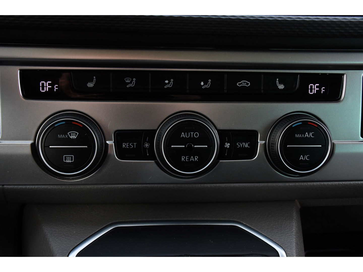 Volkswagen Transporter 2.0 TDI L2H1 DC Caravelle Full options! Adaptieve Cruise, Virtual, Carplay, LED, 204PK, 2 x Schuifdeur, Clima, Stoelverwarming, Trekhaak, Uniek! Bulli