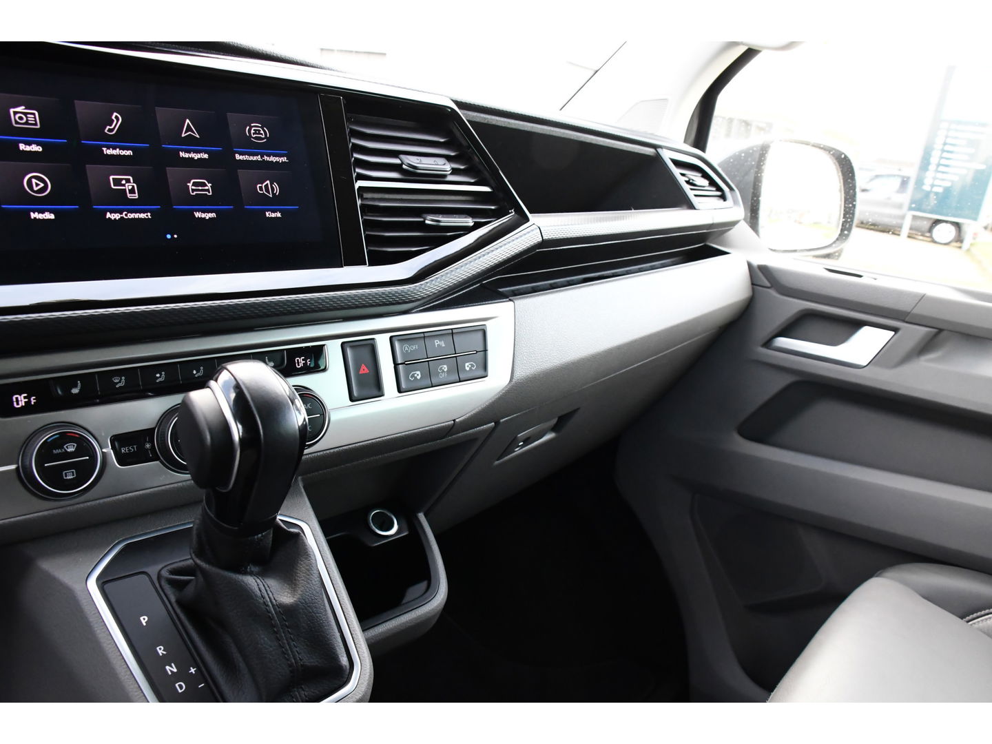 Volkswagen Transporter 2.0 TDI L2H1 DC Caravelle Full options! Adaptieve Cruise, Virtual, Carplay, LED, 204PK, 2 x Schuifdeur, Clima, Stoelverwarming, Trekhaak, Uniek! Bulli