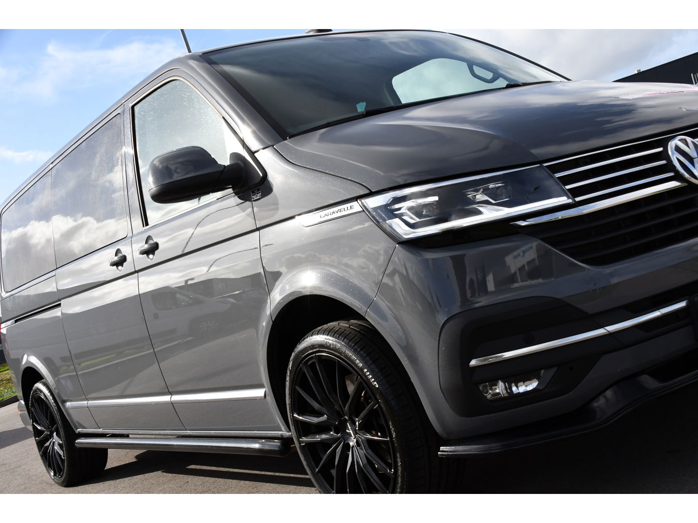 Volkswagen Transporter 2.0 TDI L2H1 DC Caravelle Full options! Adaptieve Cruise, Virtual, Carplay, LED, 204PK, 2 x Schuifdeur, Clima, Stoelverwarming, Trekhaak, Uniek! Bulli