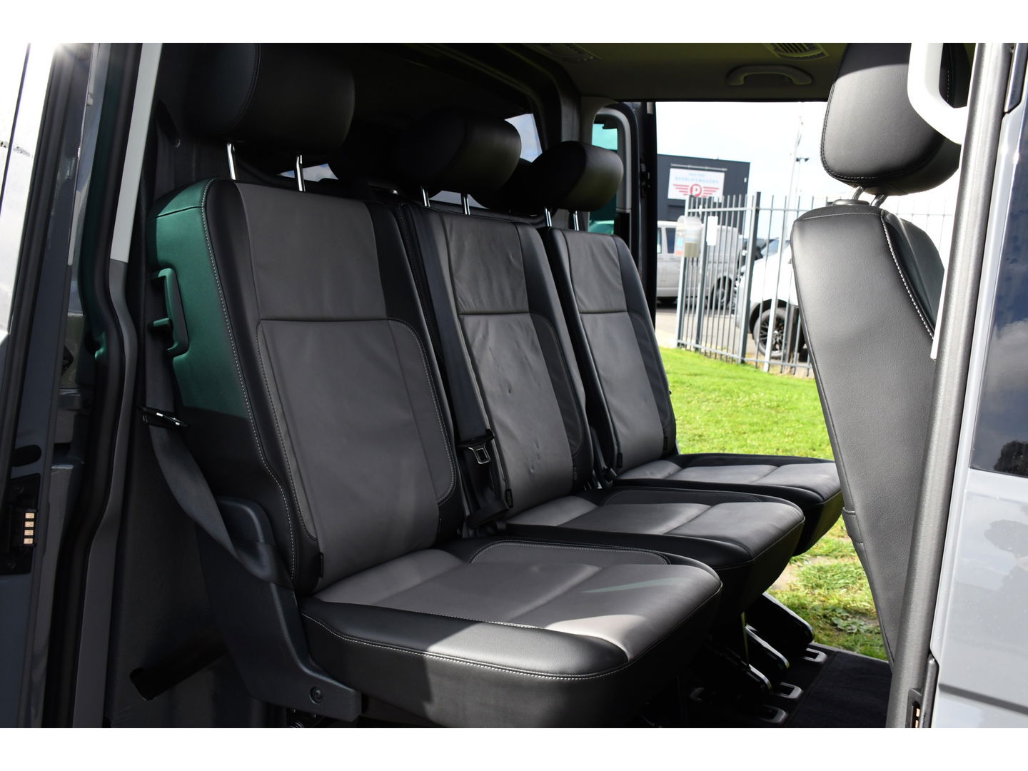 Volkswagen Transporter 2.0 TDI L2H1 DC Caravelle Full options! Adaptieve Cruise, Virtual, Carplay, LED, 204PK, 2 x Schuifdeur, Clima, Stoelverwarming, Trekhaak, Uniek! Bulli