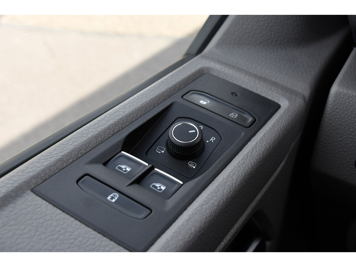 Volkswagen Transporter 2.0 TDI L2H1 DC Caravelle Full options! Adaptieve Cruise, Virtual, Carplay, LED, 204PK, 2 x Schuifdeur, Clima, Stoelverwarming, Trekhaak, Uniek! Bulli