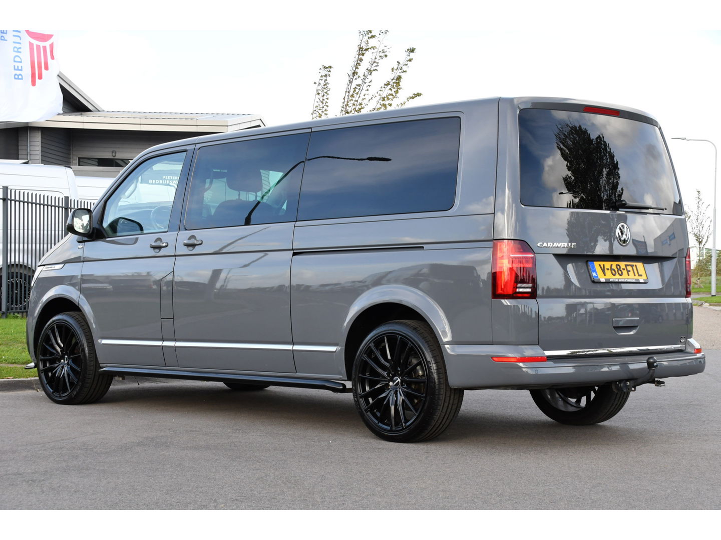 Volkswagen Transporter 2.0 TDI L2H1 DC Caravelle Full options! Adaptieve Cruise, Virtual, Carplay, LED, 204PK, 2 x Schuifdeur, Clima, Stoelverwarming, Trekhaak, Uniek! Bulli