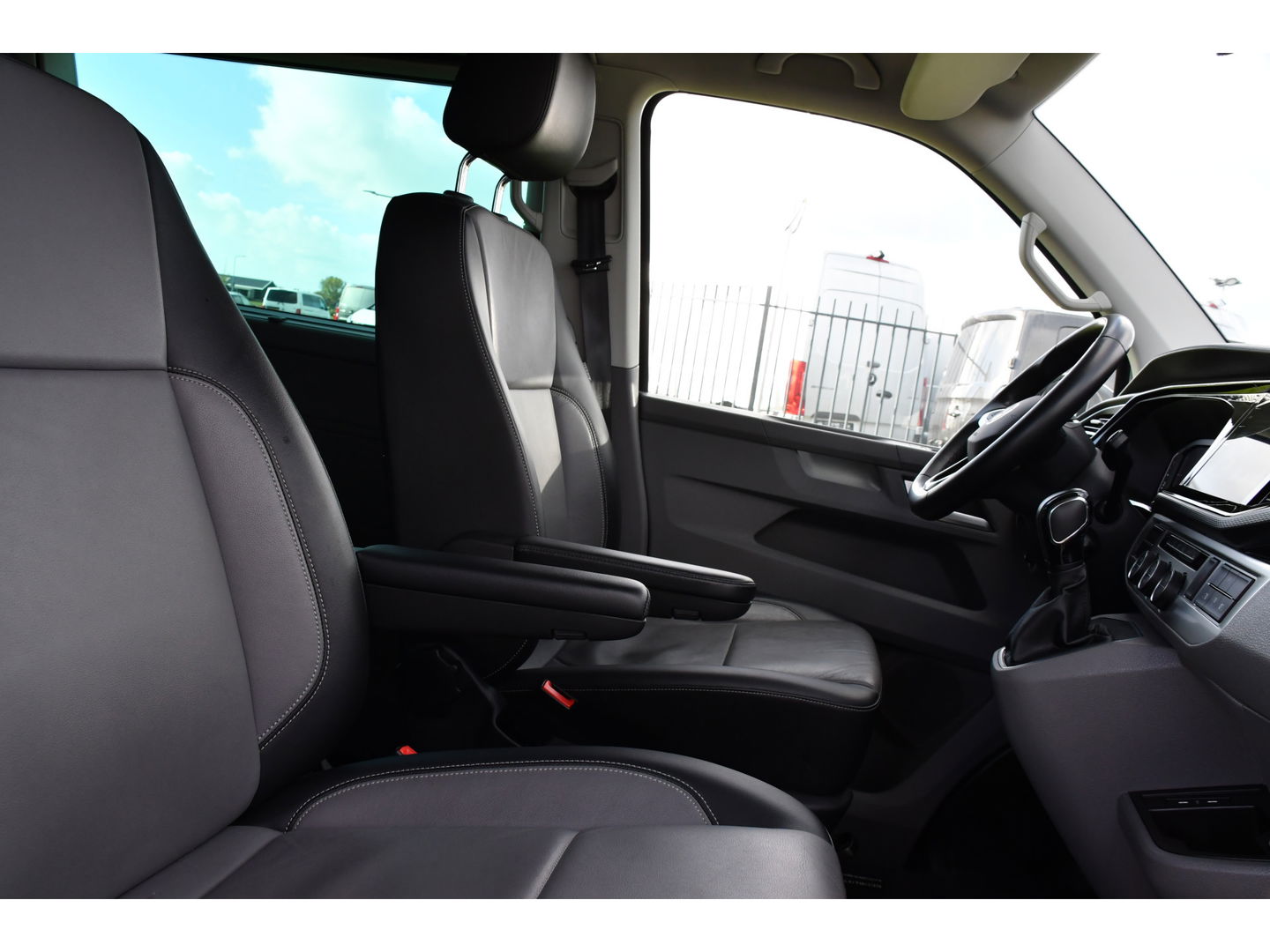 Volkswagen Transporter 2.0 TDI L2H1 DC Caravelle Full options! Adaptieve Cruise, Virtual, Carplay, LED, 204PK, 2 x Schuifdeur, Clima, Stoelverwarming, Trekhaak, Uniek! Bulli