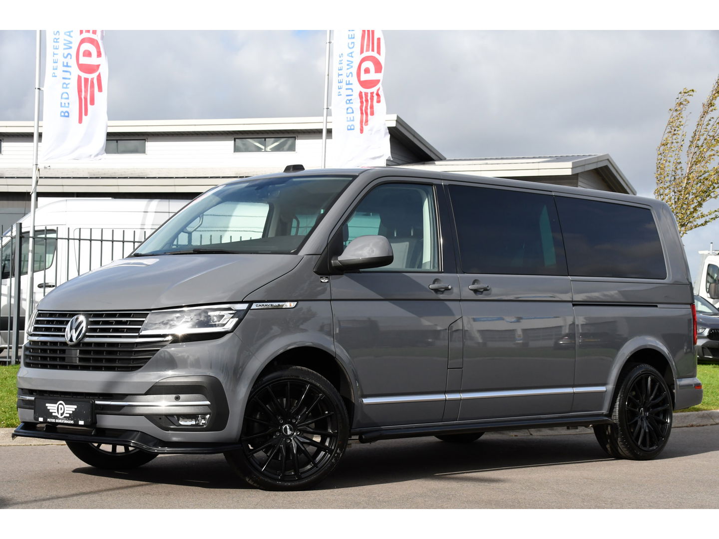 Volkswagen Transporter 2.0 TDI L2H1 DC Caravelle Full options! Adaptieve Cruise, Virtual, Carplay, LED, 204PK, 2 x Schuifdeur, Clima, Stoelverwarming, Trekhaak, Uniek! Bulli