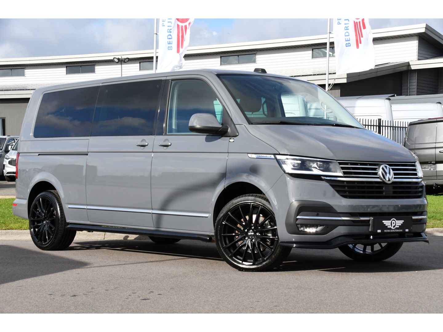 Volkswagen Transporter 2.0 TDI L2H1 DC Caravelle Full options! Adaptieve Cruise, Virtual, Carplay, LED, 204PK, 2 x Schuifdeur, Clima, Stoelverwarming, Trekhaak, Uniek! Bulli