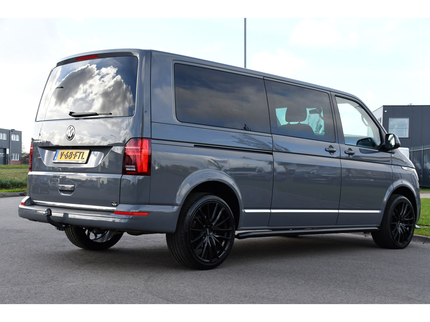 Volkswagen Transporter 2.0 TDI L2H1 DC Caravelle Full options! Adaptieve Cruise, Virtual, Carplay, LED, 204PK, 2 x Schuifdeur, Clima, Stoelverwarming, Trekhaak, Uniek! Bulli