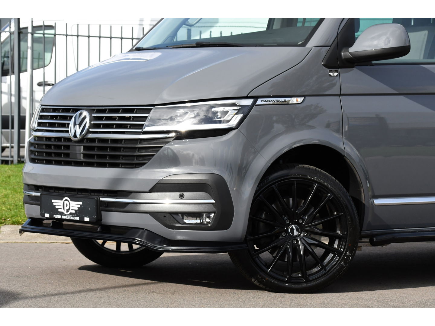 Volkswagen Transporter 2.0 TDI L2H1 DC Caravelle Full options! Adaptieve Cruise, Virtual, Carplay, LED, 204PK, 2 x Schuifdeur, Clima, Stoelverwarming, Trekhaak, Uniek! Bulli