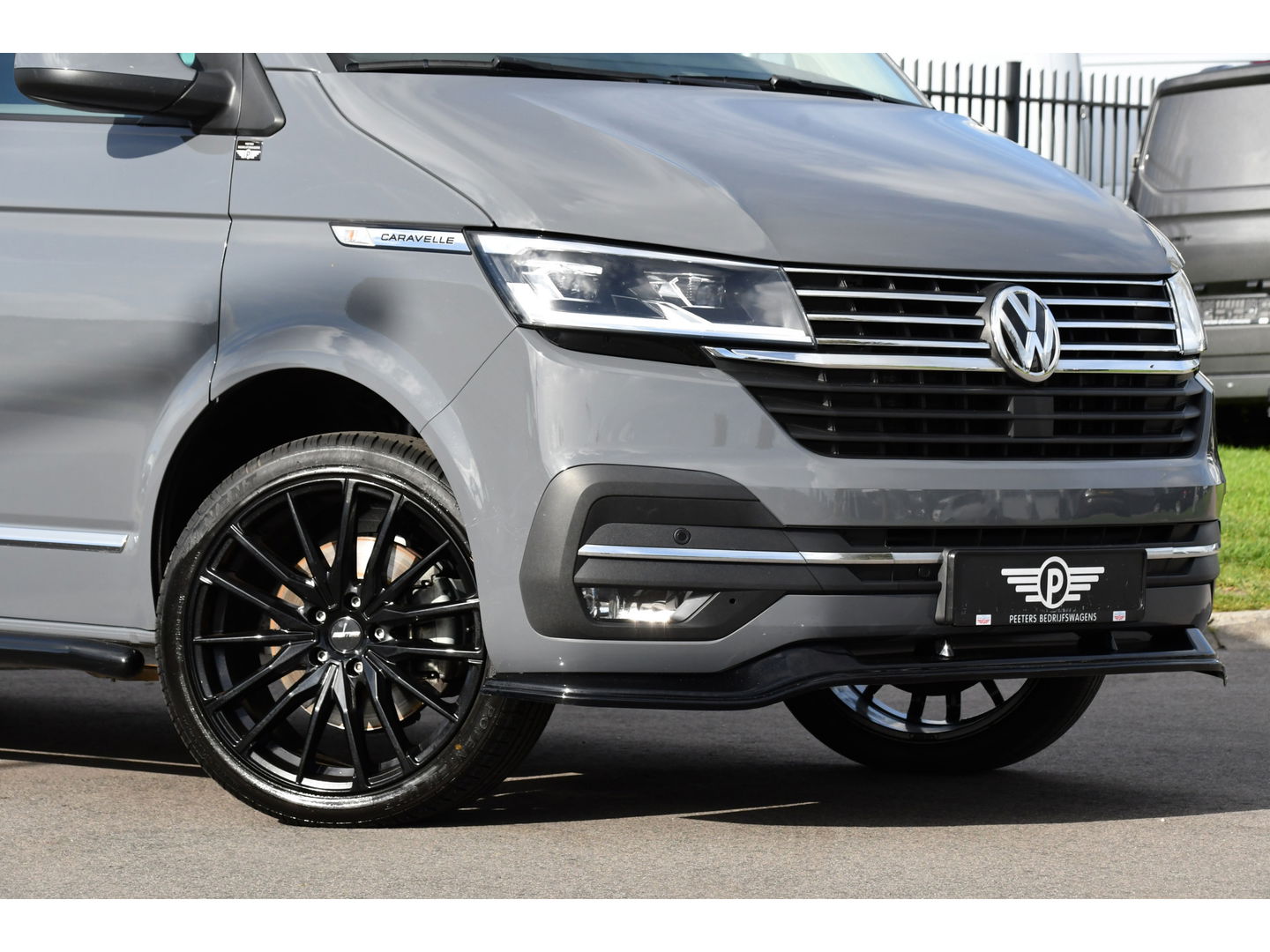 Volkswagen Transporter 2.0 TDI L2H1 DC Caravelle Full options! Adaptieve Cruise, Virtual, Carplay, LED, 204PK, 2 x Schuifdeur, Clima, Stoelverwarming, Trekhaak, Uniek! Bulli