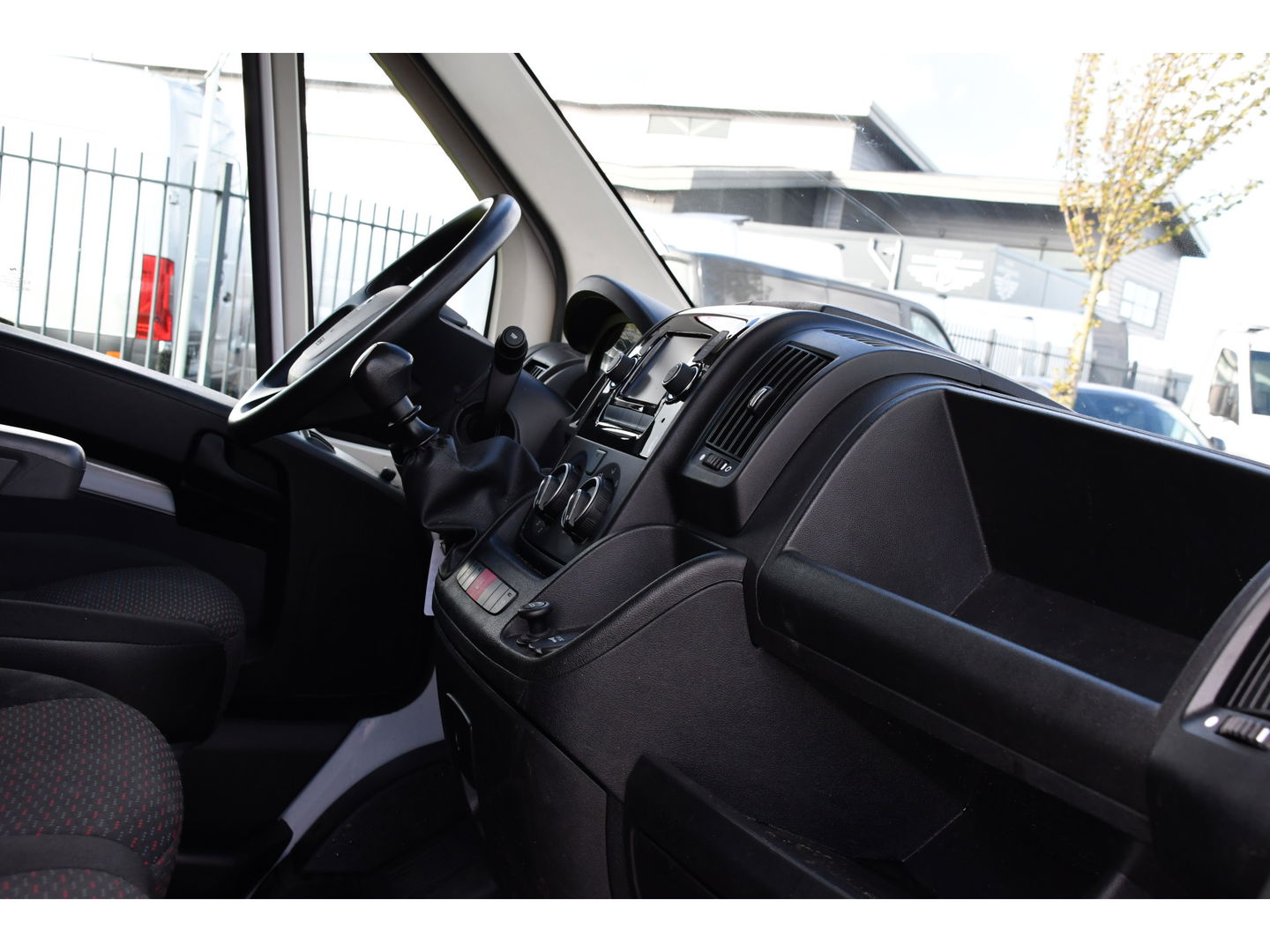 Peugeot Boxer 2.2 BlueHDi 120 L2H2 Premium Cruise, NAVI, Sensoren, Trekhaak, Multimedia, 120pk, Uniek!