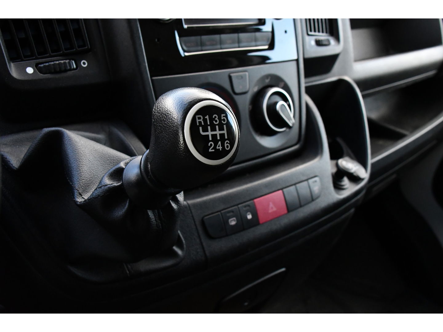 Peugeot Boxer 2.2 BlueHDi 120 L2H2 Premium Cruise, NAVI, Sensoren, Trekhaak, Multimedia, 120pk, Uniek!