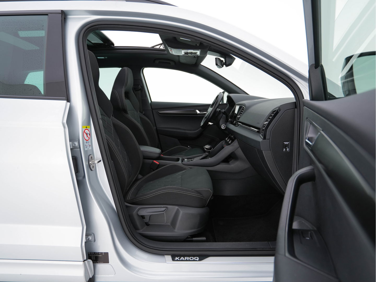 Škoda Karoq 1.5 TSI ACT Sportline (INCL-BTW) Aut. *PANO | DIGI-COCKPIT | ADAPTIVE-CRUISE | FULL-LED | BLIND-SPOT | HEATED-SPORTSEATS | CAMERA | AMBIENT-LIGHT | NAVI-FULLMAP | KEYLESS | DAB+ | SHIFT-PADDLES | PRIVACY-GLASS | .