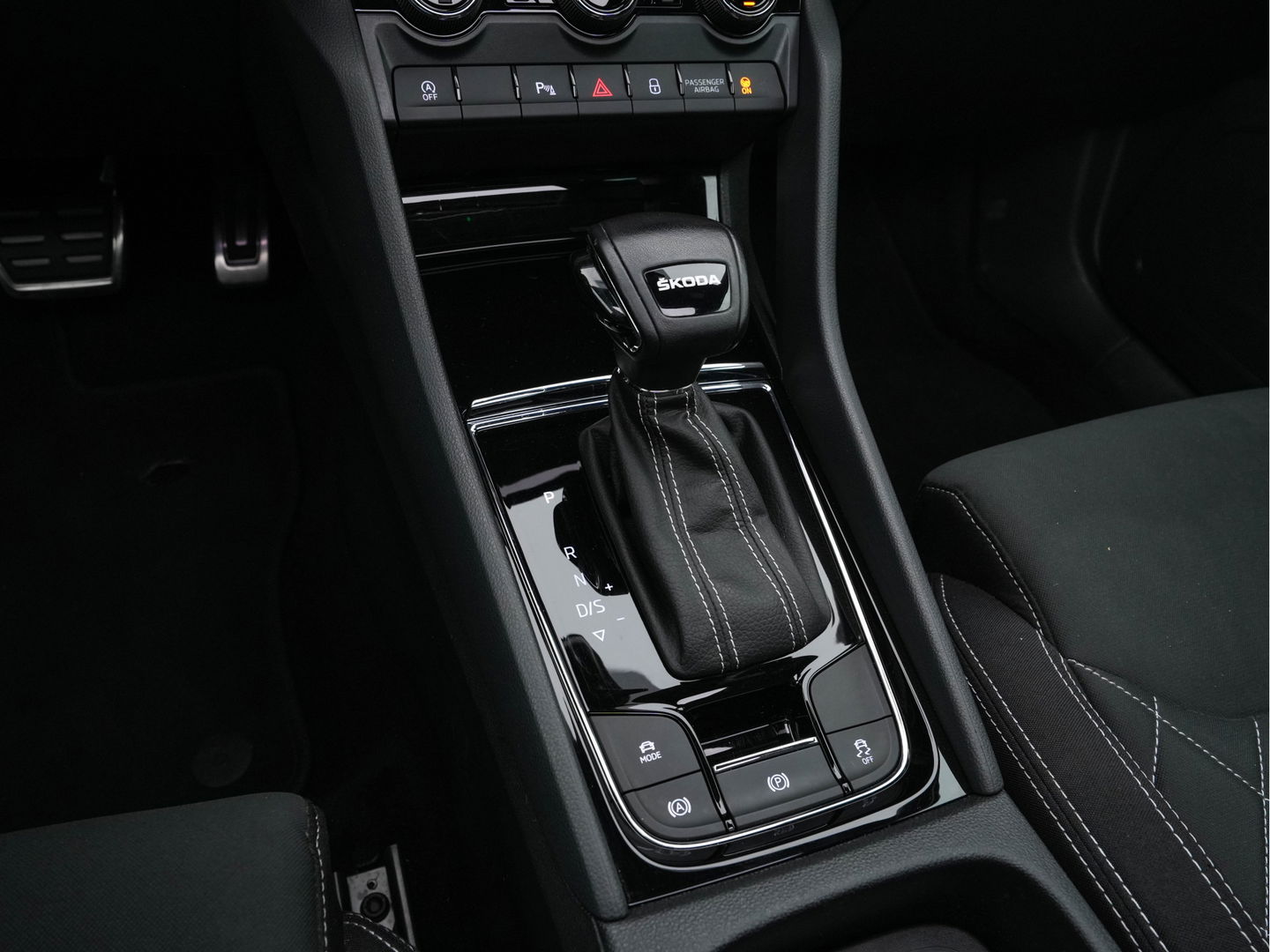 Škoda Karoq 1.5 TSI ACT Sportline (INCL-BTW) Aut. *PANO | DIGI-COCKPIT | ADAPTIVE-CRUISE | FULL-LED | BLIND-SPOT | HEATED-SPORTSEATS | CAMERA | AMBIENT-LIGHT | NAVI-FULLMAP | KEYLESS | DAB+ | SHIFT-PADDLES | PRIVACY-GLASS | .