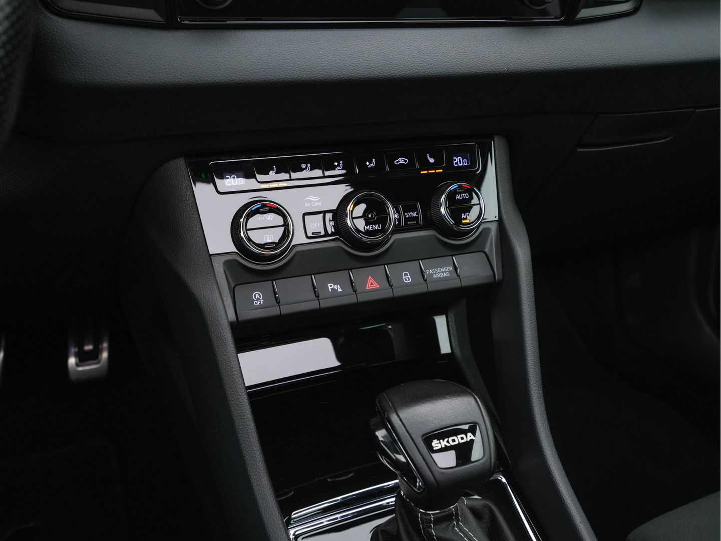 Škoda Karoq 1.5 TSI ACT Sportline (INCL-BTW) Aut. *PANO | DIGI-COCKPIT | ADAPTIVE-CRUISE | FULL-LED | BLIND-SPOT | HEATED-SPORTSEATS | CAMERA | AMBIENT-LIGHT | NAVI-FULLMAP | KEYLESS | DAB+ | SHIFT-PADDLES | PRIVACY-GLASS | .