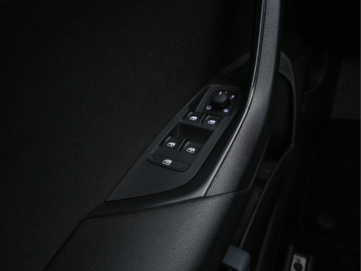 Škoda Karoq 1.5 TSI ACT Sportline (INCL-BTW) Aut. *PANO | DIGI-COCKPIT | ADAPTIVE-CRUISE | FULL-LED | BLIND-SPOT | HEATED-SPORTSEATS | CAMERA | AMBIENT-LIGHT | NAVI-FULLMAP | KEYLESS | DAB+ | SHIFT-PADDLES | PRIVACY-GLASS | .