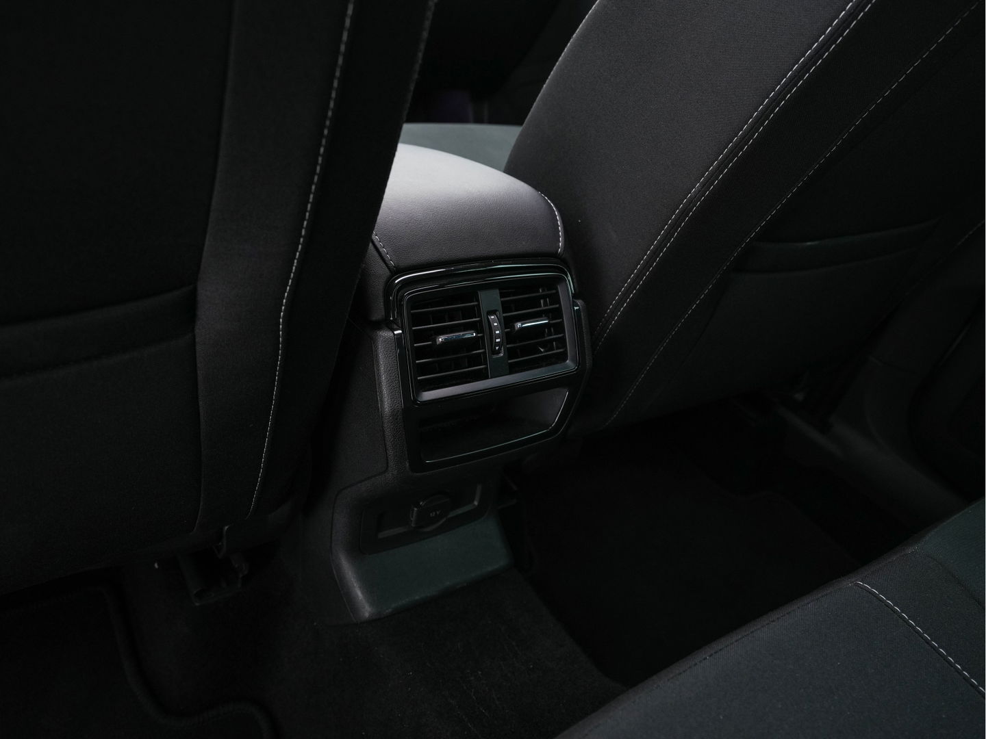 Škoda Karoq 1.5 TSI ACT Sportline (INCL-BTW) Aut. *PANO | DIGI-COCKPIT | ADAPTIVE-CRUISE | FULL-LED | BLIND-SPOT | HEATED-SPORTSEATS | CAMERA | AMBIENT-LIGHT | NAVI-FULLMAP | KEYLESS | DAB+ | SHIFT-PADDLES | PRIVACY-GLASS | .