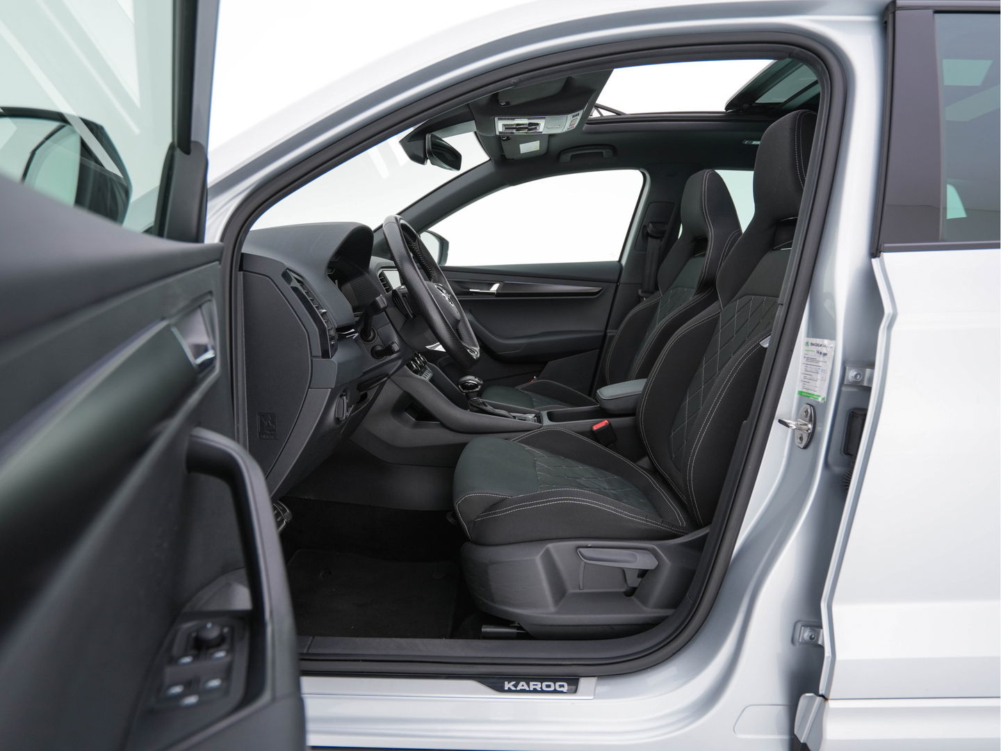 Škoda Karoq 1.5 TSI ACT Sportline (INCL-BTW) Aut. *PANO | DIGI-COCKPIT | ADAPTIVE-CRUISE | FULL-LED | BLIND-SPOT | HEATED-SPORTSEATS | CAMERA | AMBIENT-LIGHT | NAVI-FULLMAP | KEYLESS | DAB+ | SHIFT-PADDLES | PRIVACY-GLASS | .