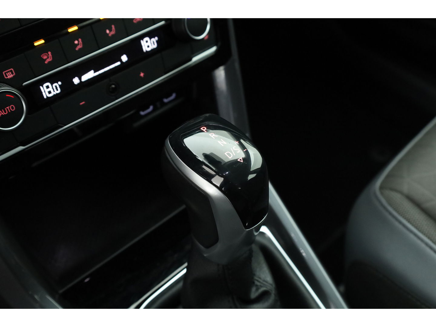 Volkswagen T-Cross 1.0 TSI Style DSG | Adapt. Cruise | CarPlay | Afn. Trekhaak | Navi | All Season | Stoelverw.