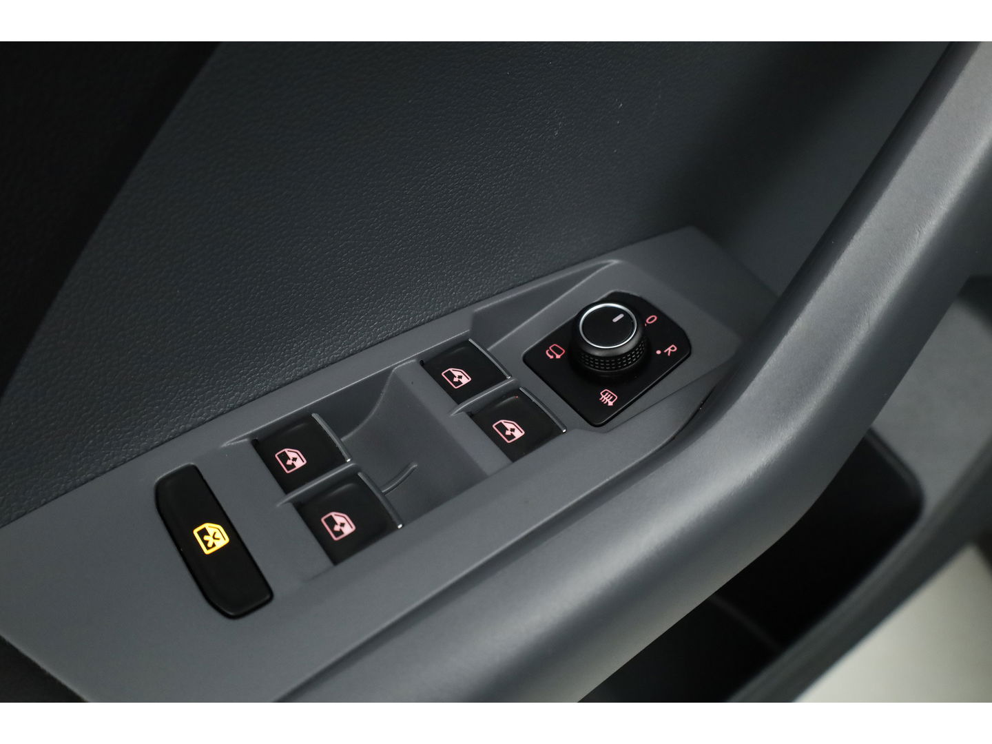 Volkswagen T-Cross 1.0 TSI Style DSG | Adapt. Cruise | CarPlay | Afn. Trekhaak | Navi | All Season | Stoelverw.